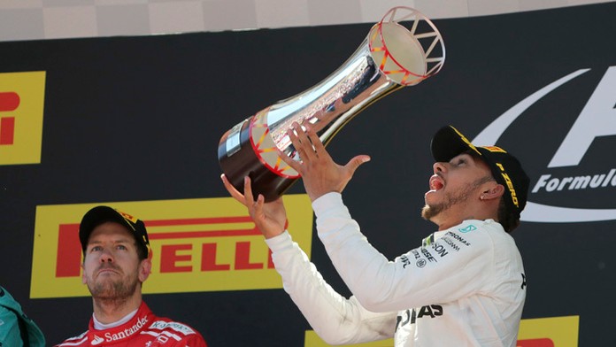 Britský pilot Mercedesu Lewis Hamilton sa teší po triumfe Veľkej cene Španielska.