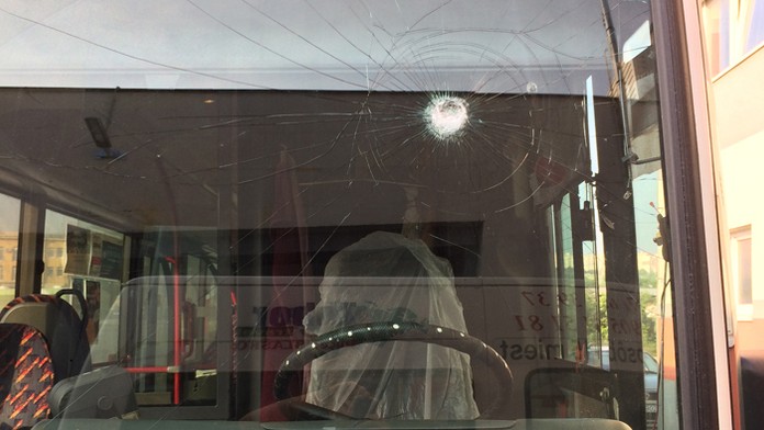 Vandali poškodili čelné sklá štvrtine vozového parku MHD v Nitre.