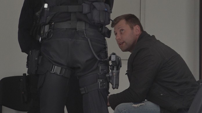 Obvinený policajt.