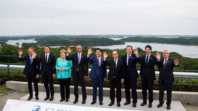 Japonský premiér Šinzo Abe (uprostred) máva s lídrami skupiny siedmich priemyselne najrozvinutejších krajín sveta.