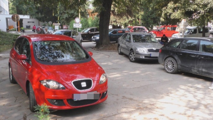 Takto parkovali autá pred žilinskou nemocnicou. Všetko sa však zmení.