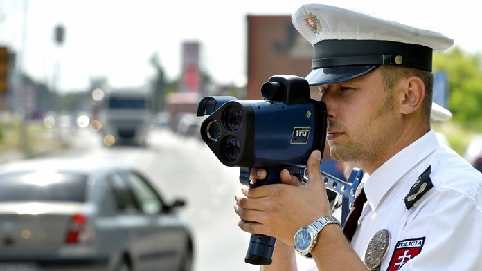 Dopravný policajt kontroluje dodržiavanie povolenej rýchlosti.