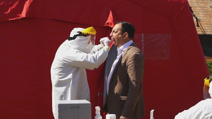 Jeden zo zadržaných demonštrantov v Berlíne.