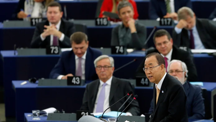 Generálny tajomník OSN Pan Ki-mun reční pred poslancami Európskeho parlamentu.