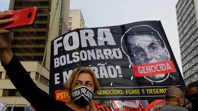 Protestujúca proti prezidentovi Bolsonarovi.
