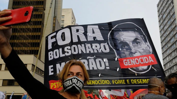 Protestujúca proti prezidentovi Bolsonarovi.
