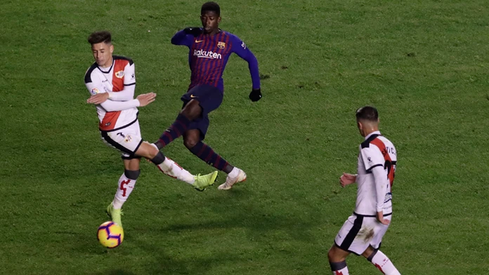 Hráči Rayo Vallecano (biele dresy) na archívnej snímke.