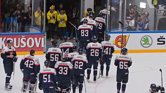Slovenskí hokejisti odchádzajú z ľadu i z majstrovstiev sveta.
