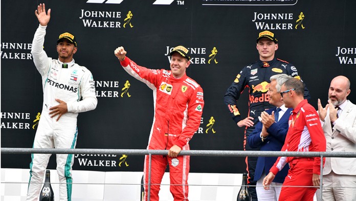 Sebastian Vettel (uprostred) sa teší na pódiu po triumfe na Veľkej cene Belgicka. 
