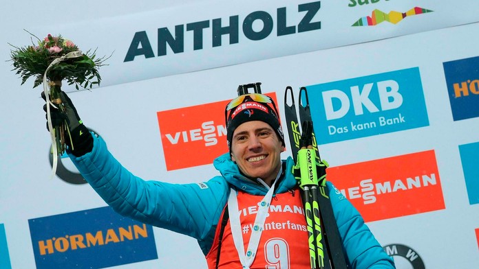 Biatlonista Quentin Fillon Maillet oslavuje triumf v pretekoch s hromadných štartom v Anterselve.