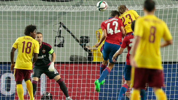  Ladislav Krejčí (Sparta Praha) strieľa hlavičkou vyrovnávajúci gól v 3. predkole Ligy majstrov do brány CSKA Moskva.