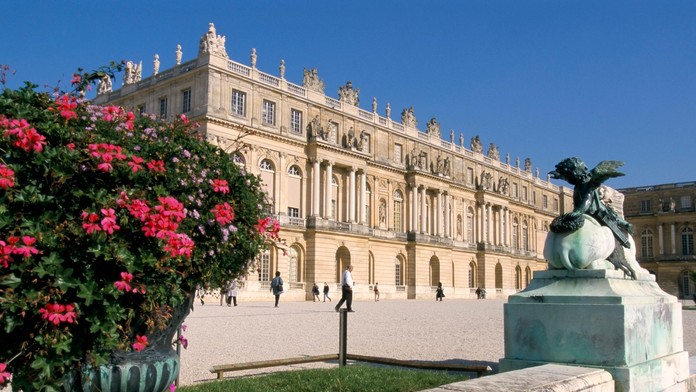 Zámok vo Versailles evakuovali v dôsledku bombového poplachu