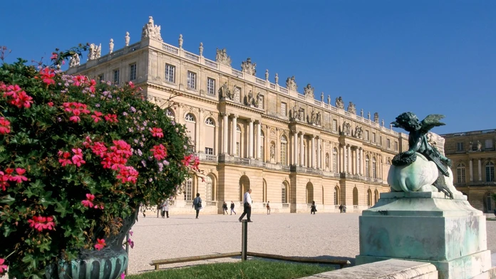Zámok vo Versailles evakuovali v dôsledku bombového poplachu