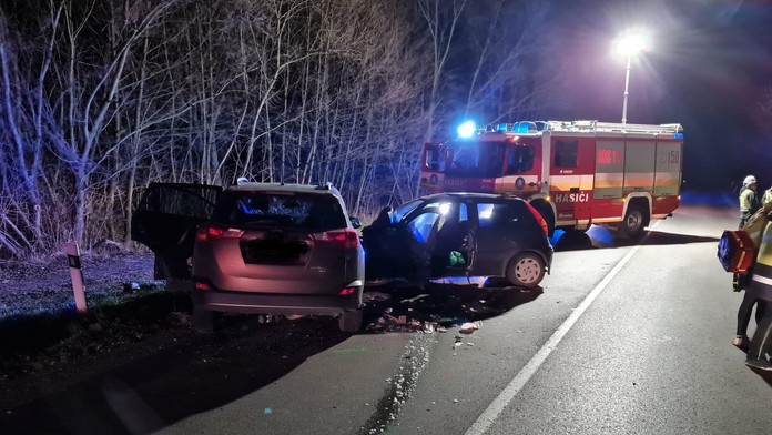 Pri Bzinciach pod Javorinou došlo k vážnej dopravnej nehode, cestu dočasne zatvorili