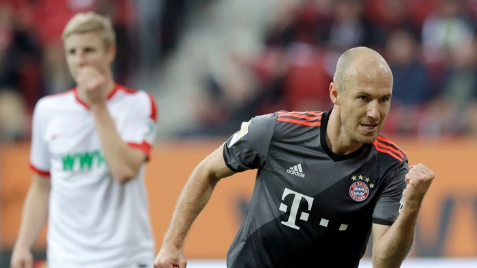 Hráč Bayernu Mníchov Arjen Robben sa raduje z gólu proti Augsburgu.