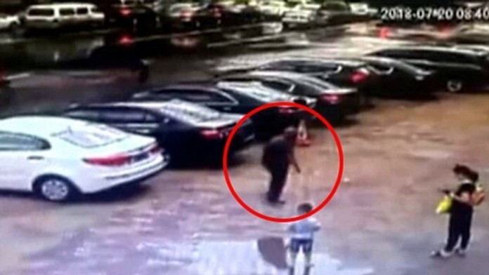 Dôchodcu v Číne pohltila cesta