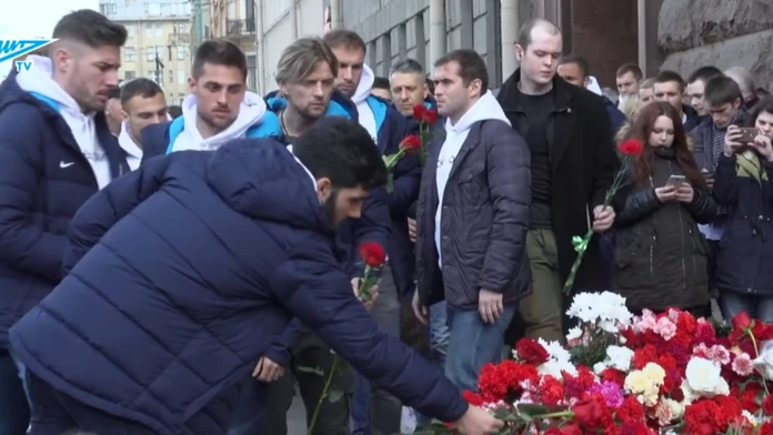Mak so spoluhráčmi zo Zenitu navštívili miesto petrohradskej tragédie.