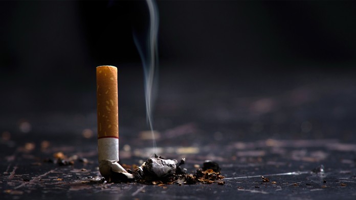 Prvá krajina, ktorá zakázala predaj cigariet mladej generácii, urobila otočku. Proti fajčeniu chce bojovať inak
