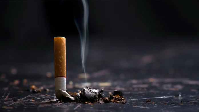 Prvá krajina, ktorá zakázala predaj cigariet mladej generácii, urobila otočku. Proti fajčeniu chce bojovať inak