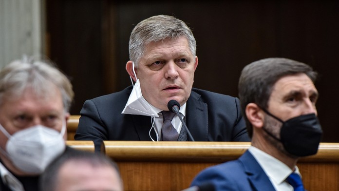 Na snímke uprostred v pozadí poslanec NR SR Robert Fico