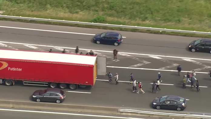 Imigranti sa snažia dostať do kamióna.