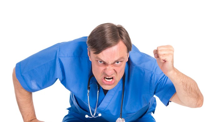 Agresívny doktor.
