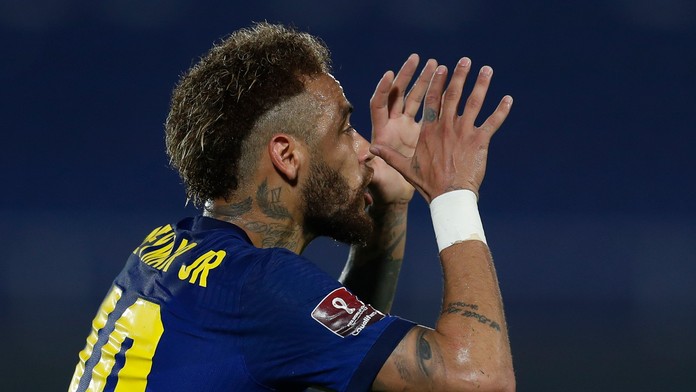 Neymar reaguje počas juhoamerickej kvalifikácie MS 2022 Paraguaj - Brazília.
