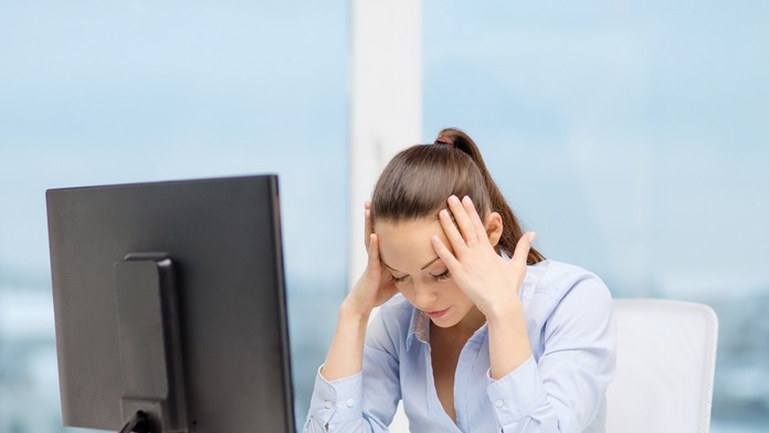 Unavená žena pri počítači.