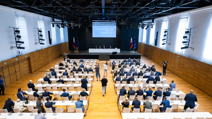 Ani na druhý raz sa nenašlo dosť poslancov. Rokovanie k nelegálnej migrácii neotvorili