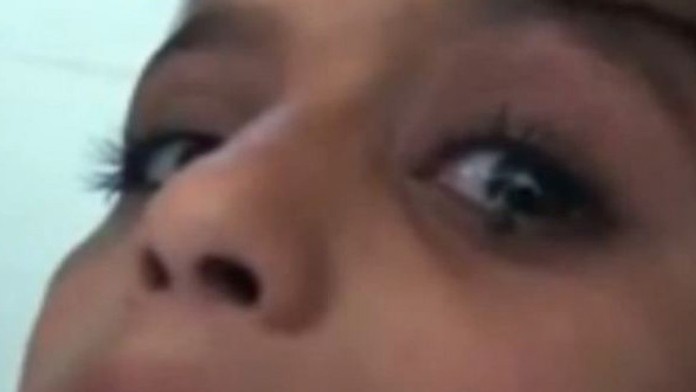 Malé dievčatko plače kamene 