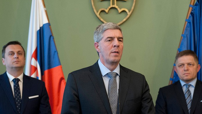 Predseda Most-Híd Béla Bugár, v pozadí Robert Fico (Smer-SD) a Andrej Danko (SNS).