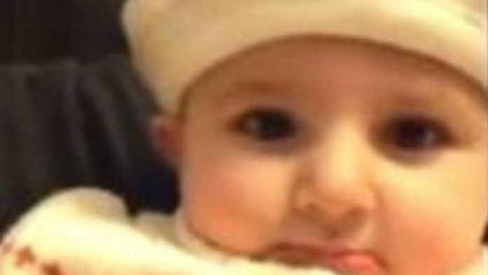 ročné dievčatko sa učí beatbox