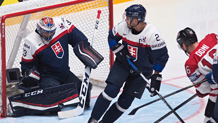Na snímke zľava brankár Július Hudáček, Andrej Sekera (obaja Slovensko) a Max Domi (Kanada) v zápase B-skupiny hokejových MS.