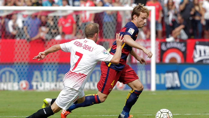 Súboj Iva Rakitič (FC Barcelona) s Michaelom Krohn-Dehliom (FC Sevilla) v zápase La Ligy.