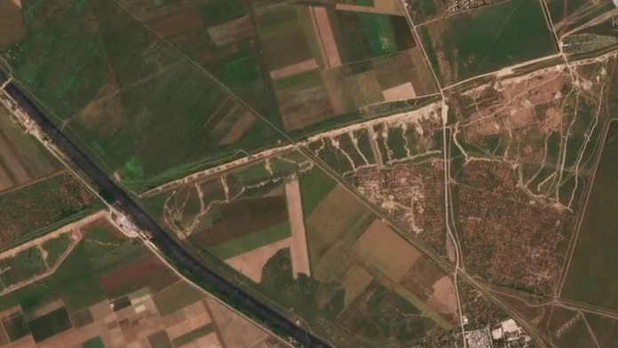 Rusko sa pripravuje na obranu Krymu. Satelitné snímky odhalili rozsiahlu sieť zákopov