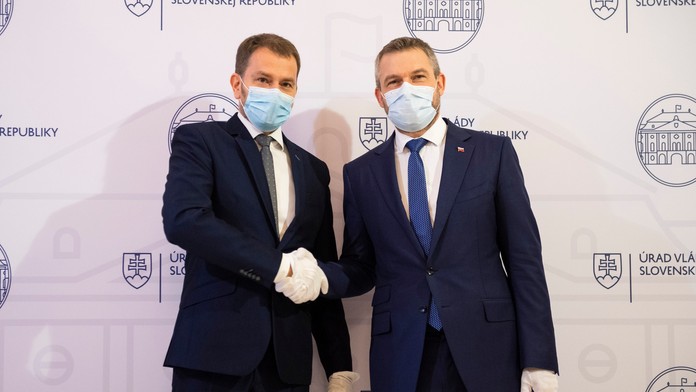 Zľava novovymenovaný predseda vlády Igor Matovič preberá úrad od expremiéra Petra Pellegriniho na Úrade vlády