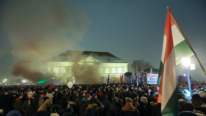 Dav protestujúcich Maďarov pred prezidentským palácom v Budapešti.