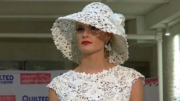 Svadobné šaty z toaletného papiera