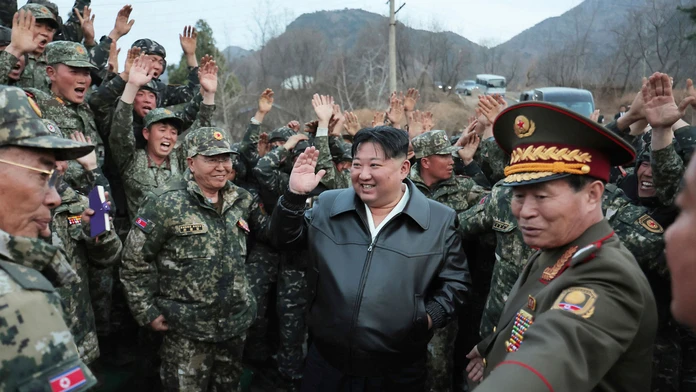 Kim Čong-un navštívil tankovú jednotku.