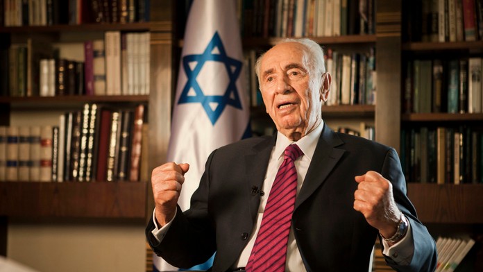 Bek Dynama Kyjev Domagoj Vida (v bielom v strede vľavo) v hlavičkovom súvoji s útočníkom Neapola Arkadiuszom Milikom.k