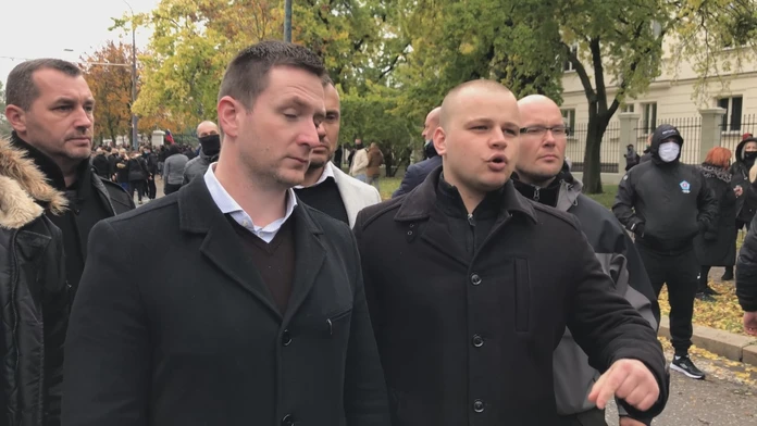 Milan Mazurek (v strede) počas protivládnych protestov.