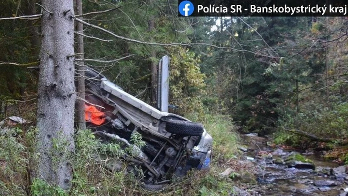 Auto skončilo prevrátené na bok.