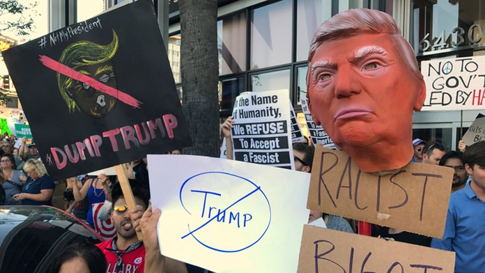 Protesty proti Trumpovi pokračujú.