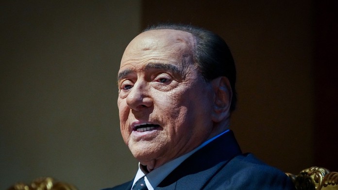 Zdravotný stav expremiéra Berlusconiho sa zlepšuje