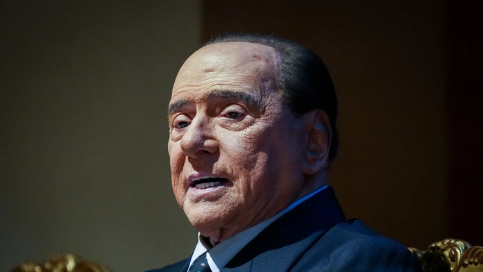 Zdravotný stav expremiéra Berlusconiho sa zlepšuje