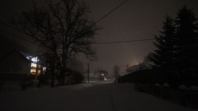 Na snímke výpadok verejného osvetlenia v dôsledku silného vetra a sneženia v obci Liptovská Teplička.