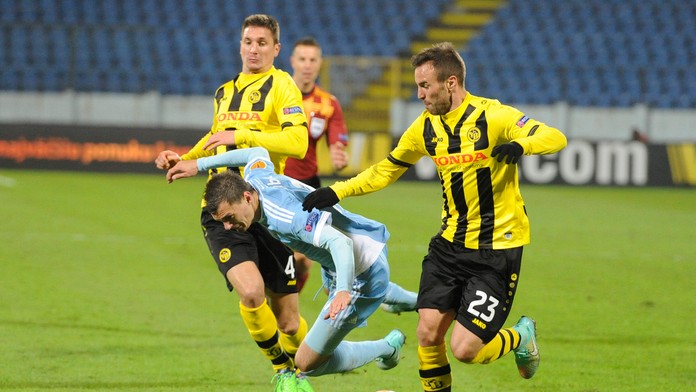 František Kubík (Slovan) padá medzi brániacov dvojicov hráčov Bernu