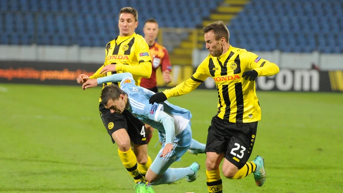 František Kubík (Slovan) padá medzi brániacov dvojicov hráčov Bernu