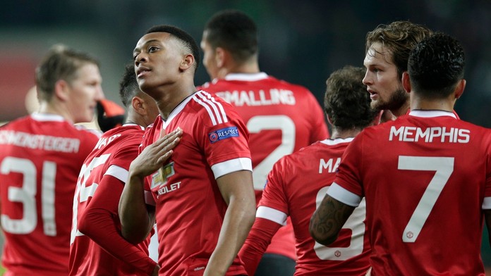 Na snímke hráč United Anthony Martial (vľavo vpredu) oslavuje so spoluhráčni otvárací gól