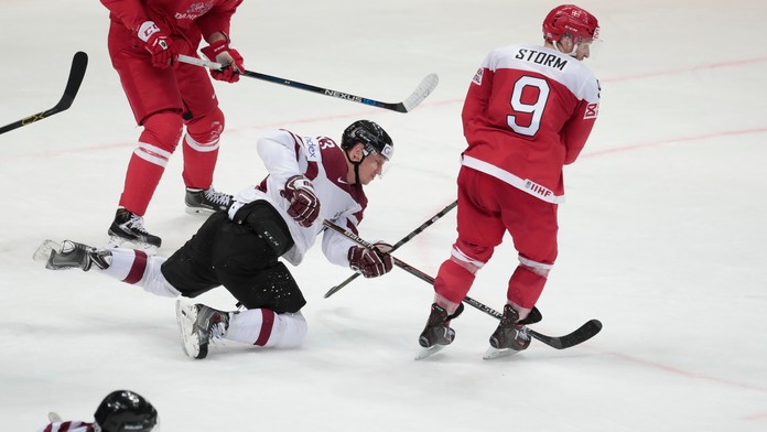 Na snímke vľavo Lotyš Guntis Galvins, vpravo Dán rederik Storm  v zápase A-skupiny hokejových MS v Rusku.
